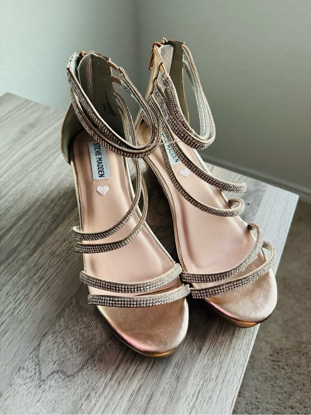 Steve Madden size 5 juniors gold metallic strappy wedges